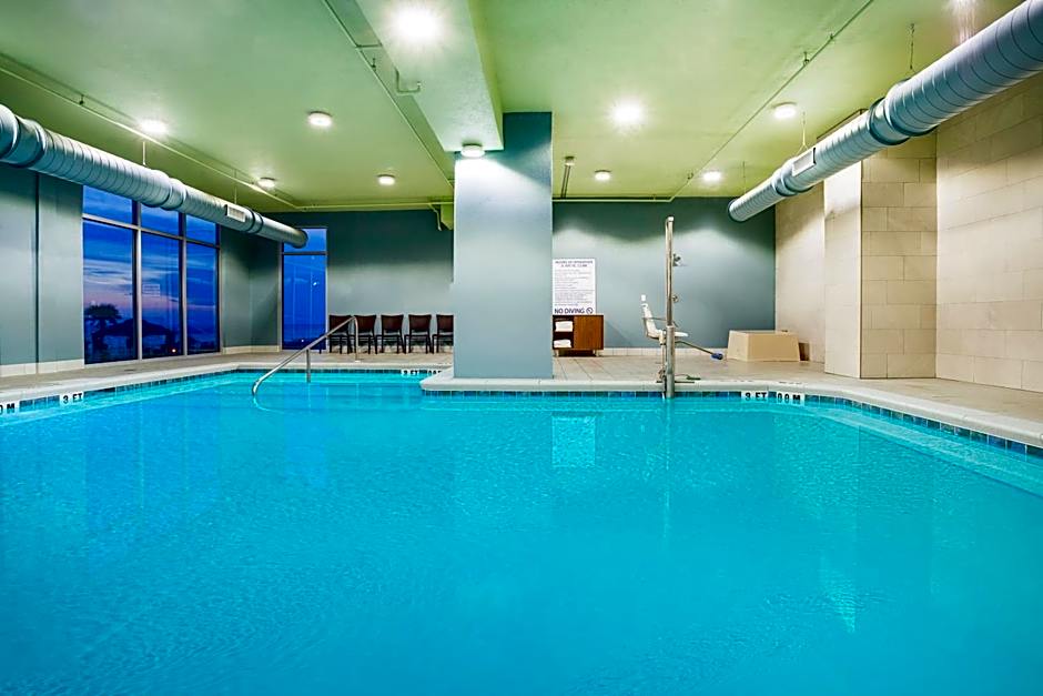 Holiday Inn Express & Suites Panama City Beach - Beachfront By IHG