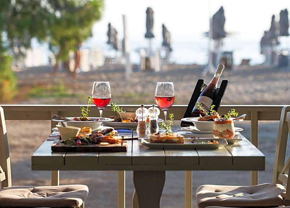 Lagomandra Luxury Suites with Private Pools
