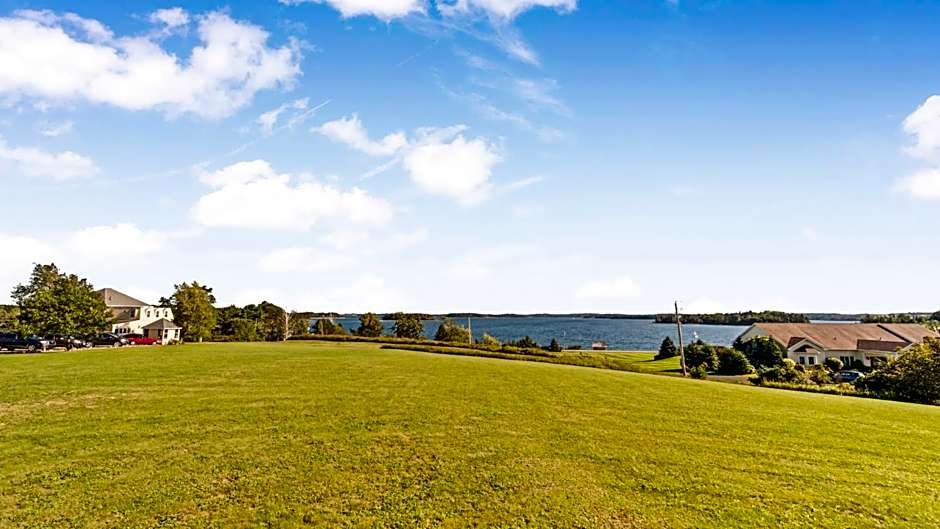 Bayview Pines Country Inn B&B