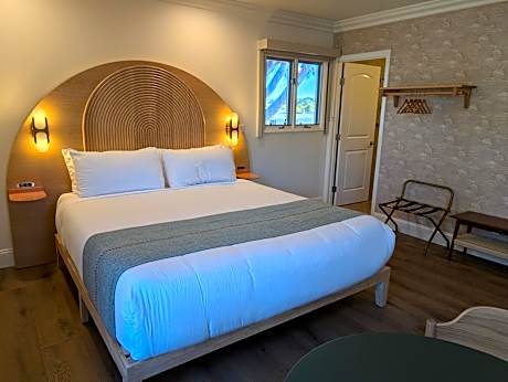 King Suite with Jetted Tub - Renovated