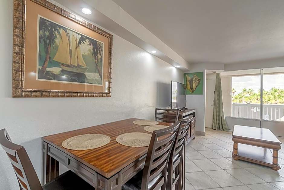 Direct Oceanfront Condo, Daytona Beach, sleeps 6 - with pool