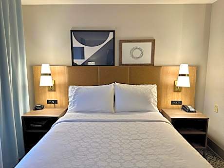 Queen Studio Suite - Hearing Accessible/ Non-Smoking