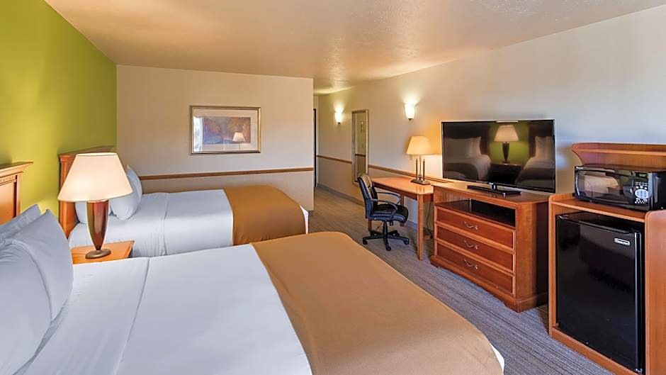 Photo 1 of 6 of 2 Queen Beds, Mobility Accessible, Bathtub, Balcony