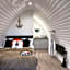 Paddock Pod - Sleeps 4 & Roofed Over Private Hot Tub & NEW SAUNA