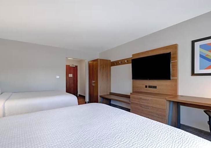 Holiday Inn Express & Suites - Detroit - Dearborn By IHG