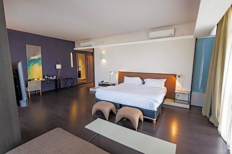 King Suite - Non-Smoking