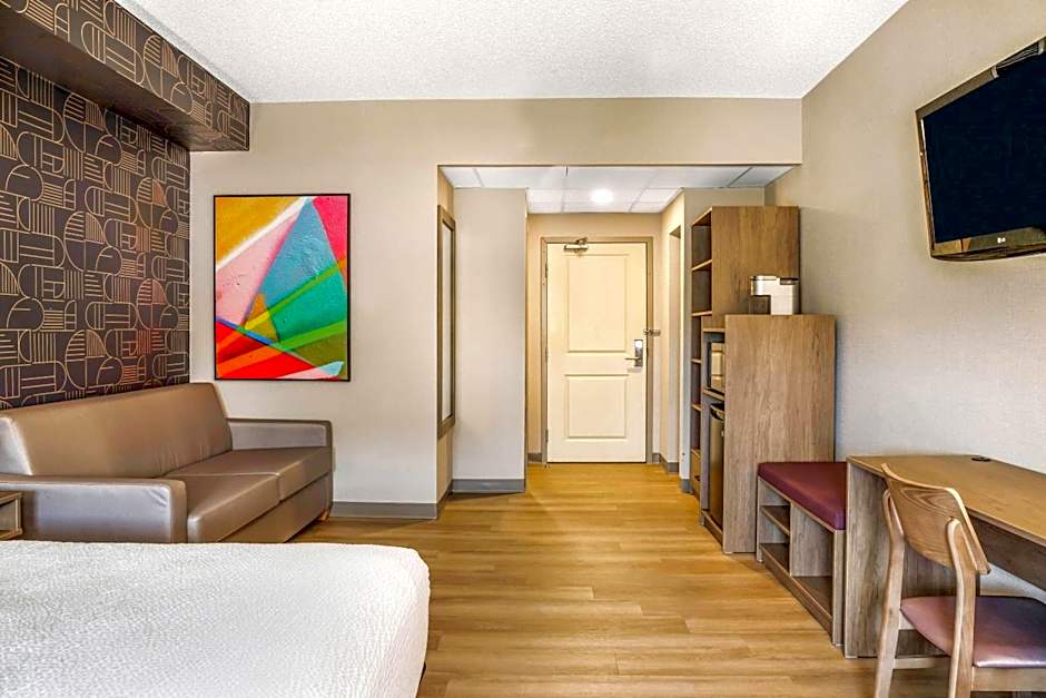 Days Inn & Suites by Wyndham West Edmonton