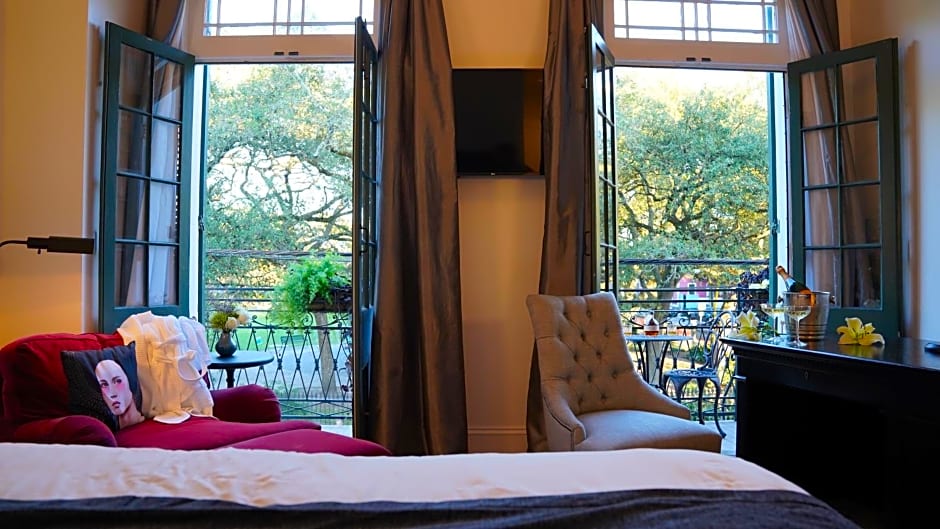 Royal Frenchmen Hotel and Bar