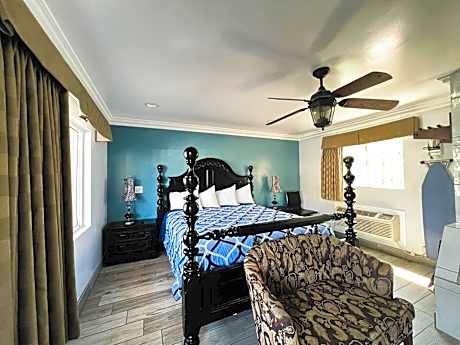 King Suite with Spa Bath and Kitchen - Non-Smoking