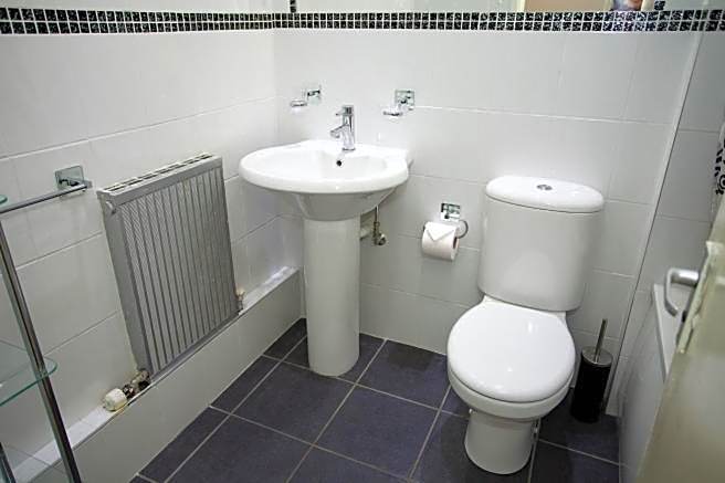 Victoria Centre Apartments in the Victoria Centre Shopping Centre - Nottingham City Centre - 24 hour access - Most Central Location and full Kitchen - Opposite Hilton by Restaurants & Shops - Outdoor Parking Cars or Vans five pounds a day