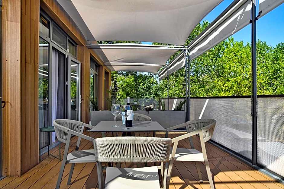 Sani More & Sani Woods