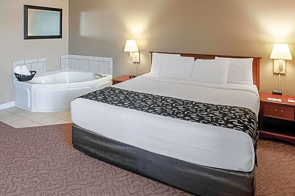 Econo Lodge On The Bay