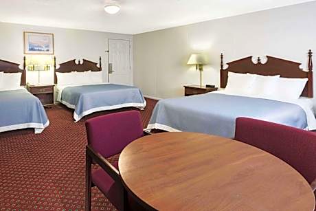 3 Queen Beds Non-Smoking