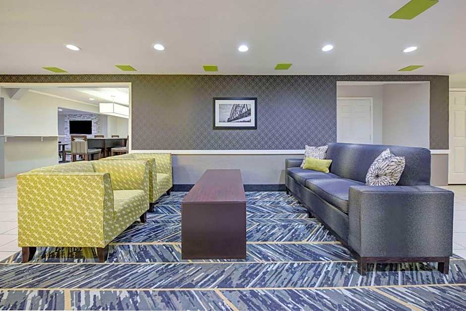 La Quinta Inn & Suites by Wyndham El Dorado
