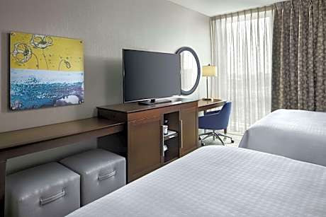 2 Queens Hearing Accessible Room W/Fridge