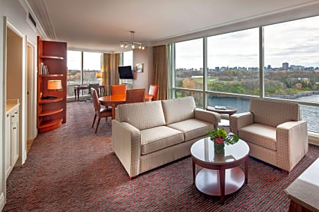 1 Queen Murphy Bed W/Whirlpool