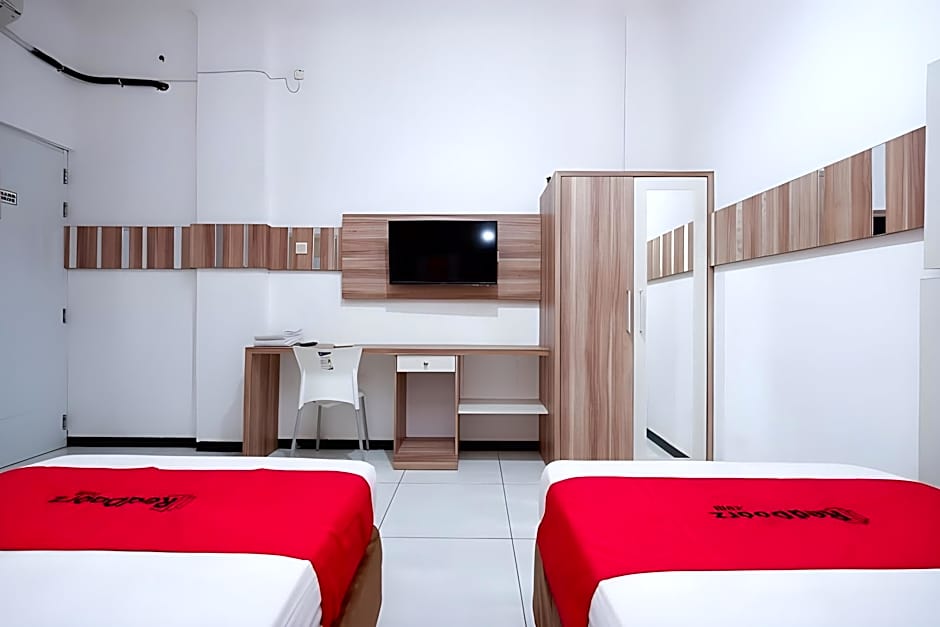 RedDoorz near Plaza Simpang Lima