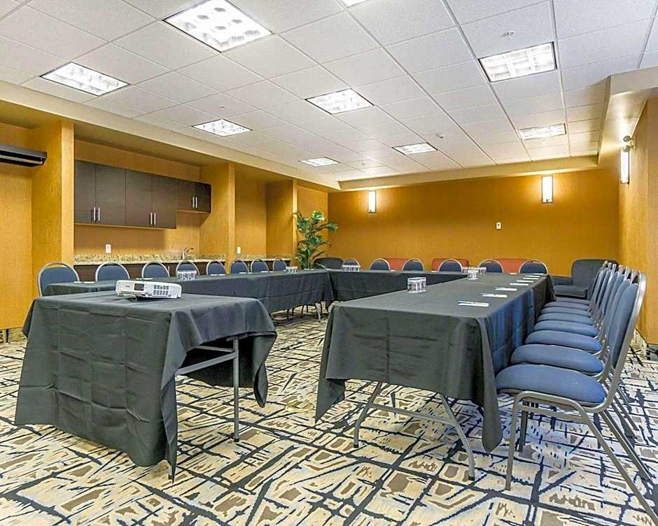 Comfort Inn & Suites Edmonton International Airport