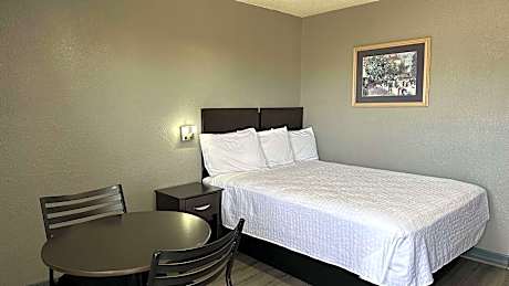 1 Queen Bed Kitchen Suite Smoking