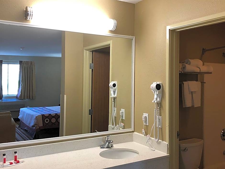 Super 8 by Wyndham S Jordan/Sandy/Slc Area