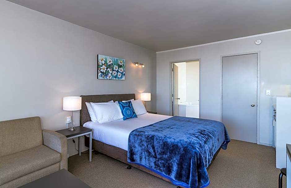 Twin Peaks Lakeside Inn