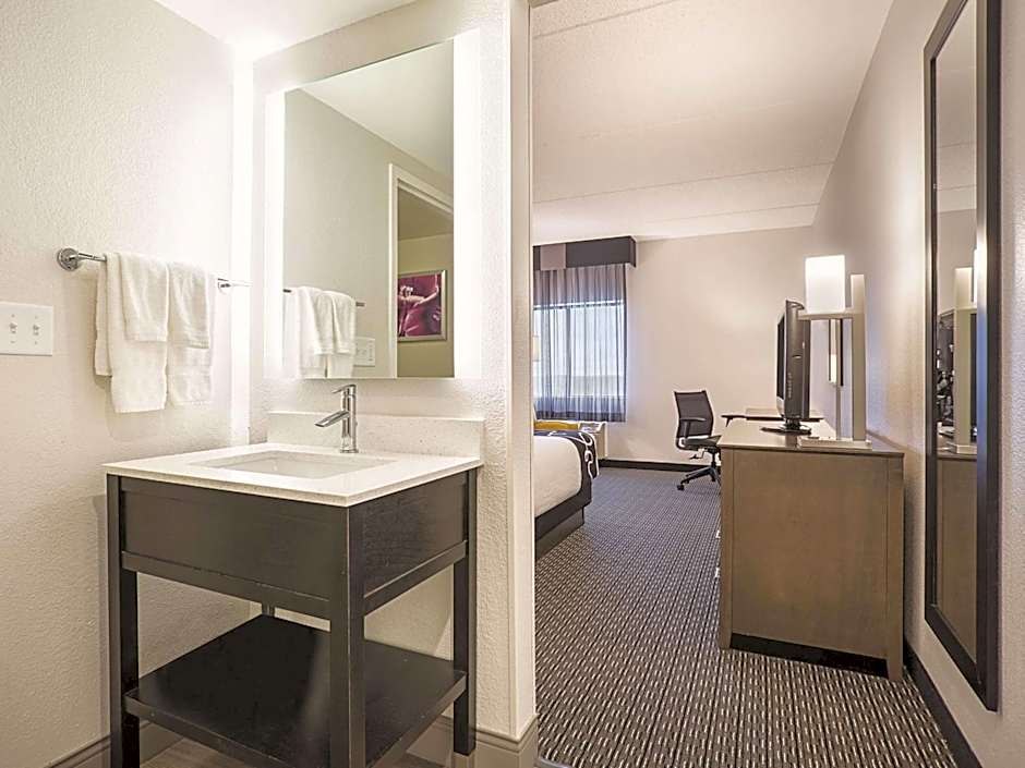 La Quinta Inn & Suites by Wyndham Baltimore Bwi Airport