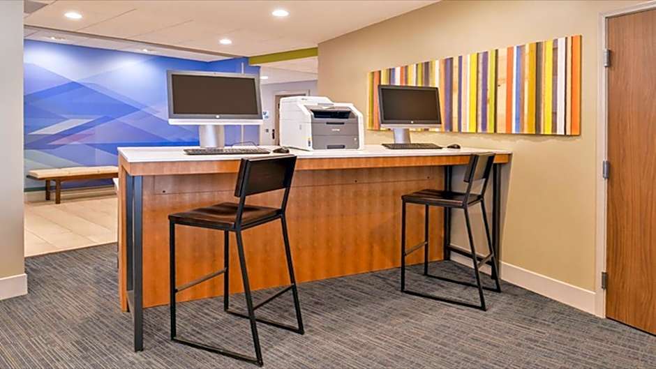 Holiday Inn Express & Suites Parkersburg East By IHG