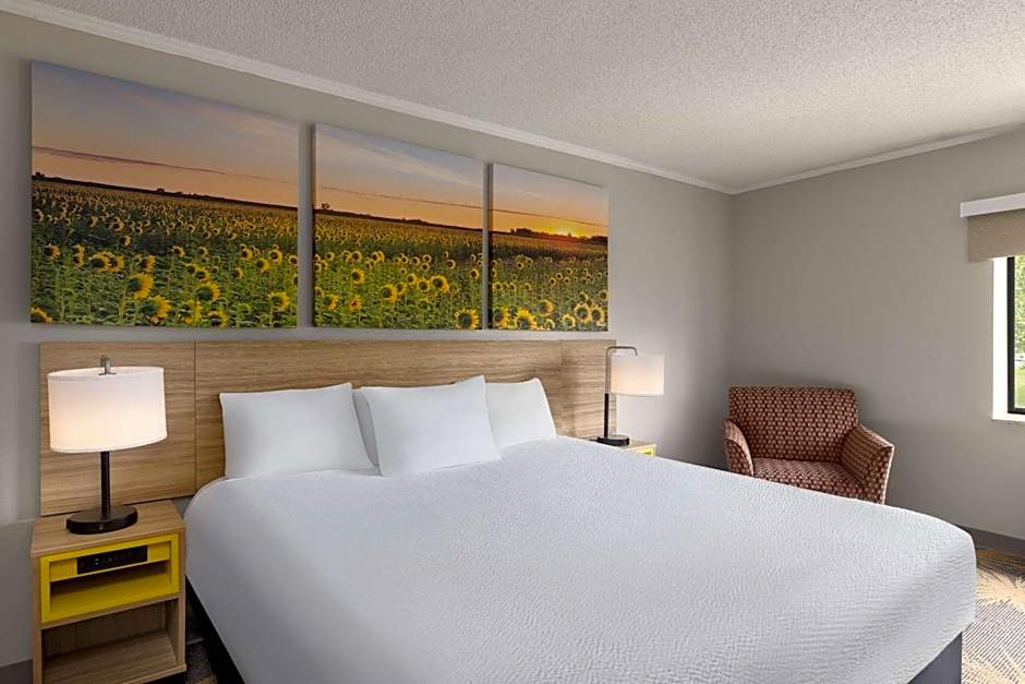 Days Inn and Suites by Wyndham Kansas City South