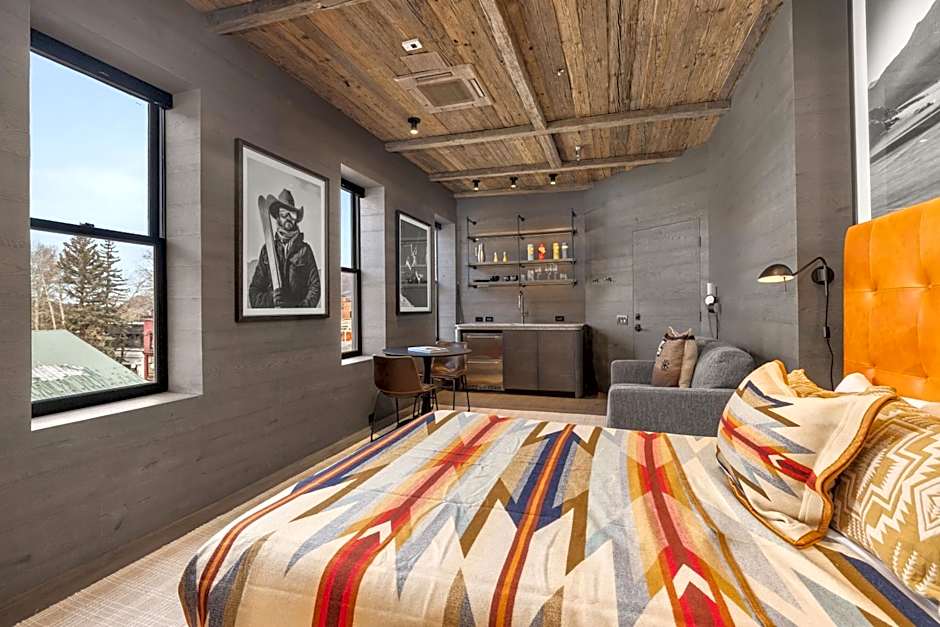 Independence Square 300, Newly Renovated Studio in Downtown Aspen, w/ Rooftop & Hot tub