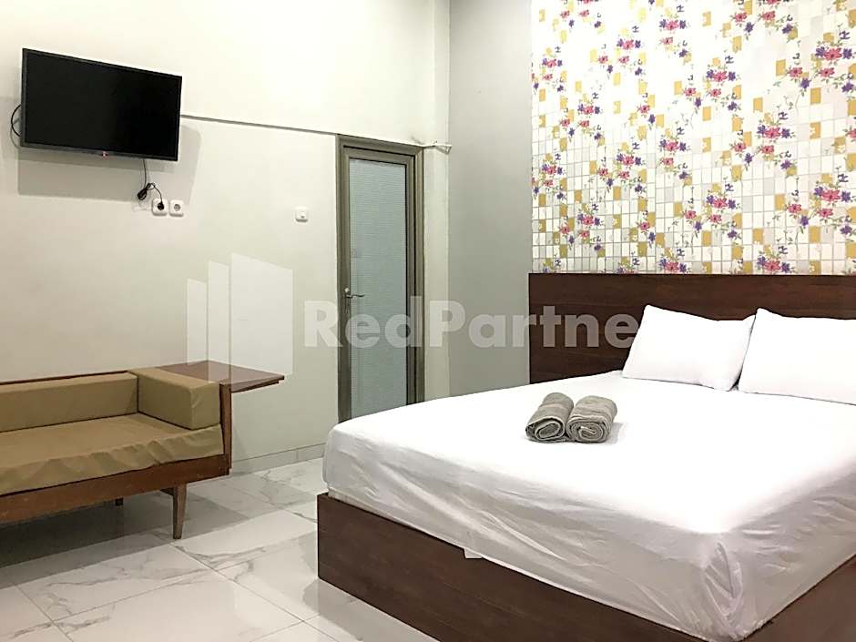 Hotel D88 Mitra RedDoorz near Santera Flower Garden