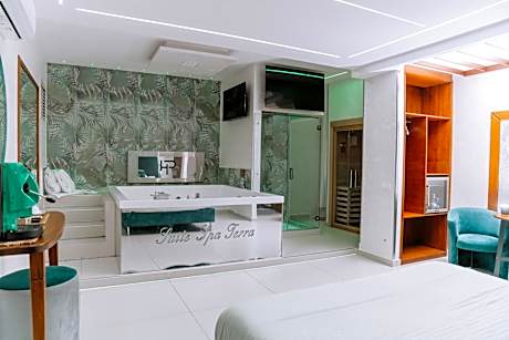 Queen Suite with Spa Bath