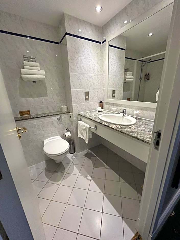 Lakeside Manor Hotel