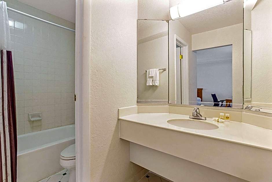 La Quinta Inn & Suites by Wyndham Tampa Bay Pinellas Park Clearw