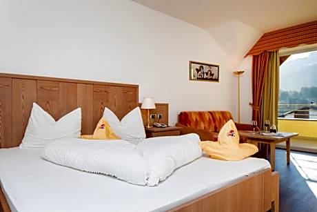 Superior Double Room with Mountain View and Balcony