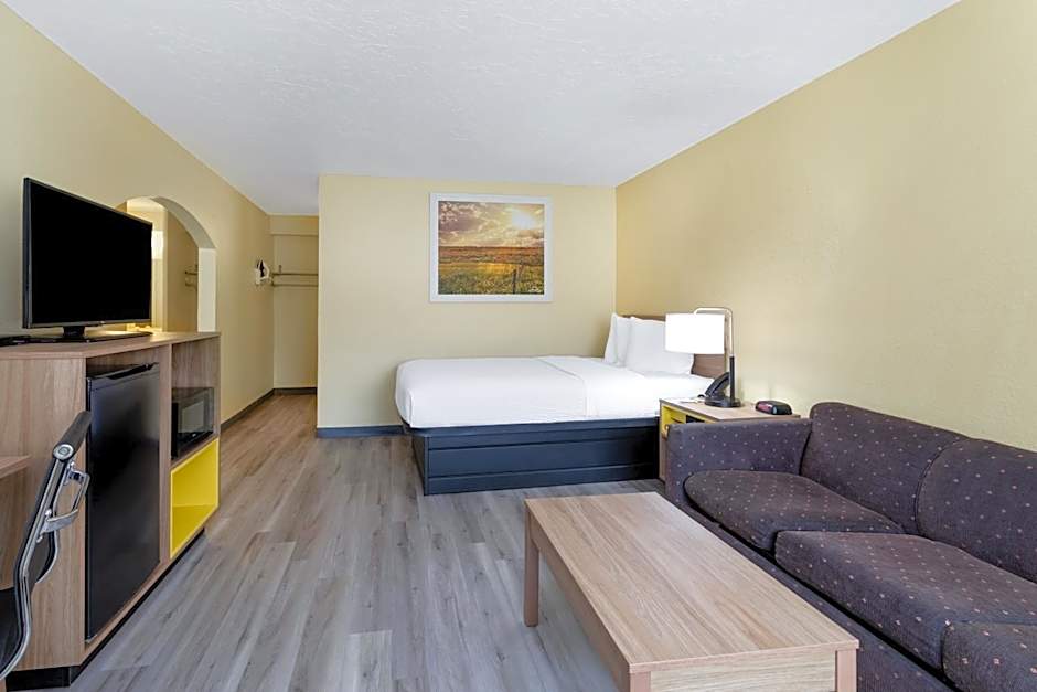 Days Inn & Suites by Wyndham Clovis