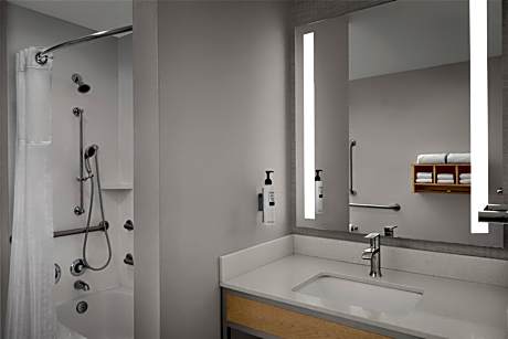 One-Bedroom with King Bed/Accessible Bathtub