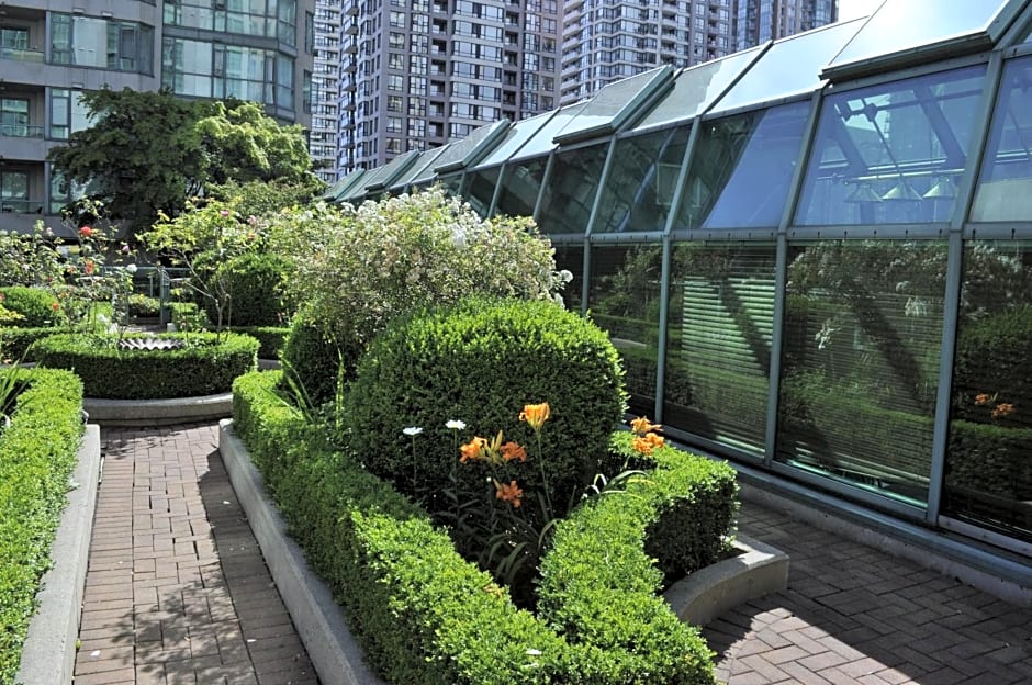 Rosedale on Robson Suite Hotel