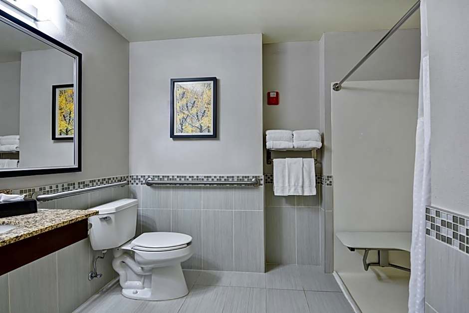 Holiday Inn Express Hotel & Suites Milwaukee-New Berlin By IHG