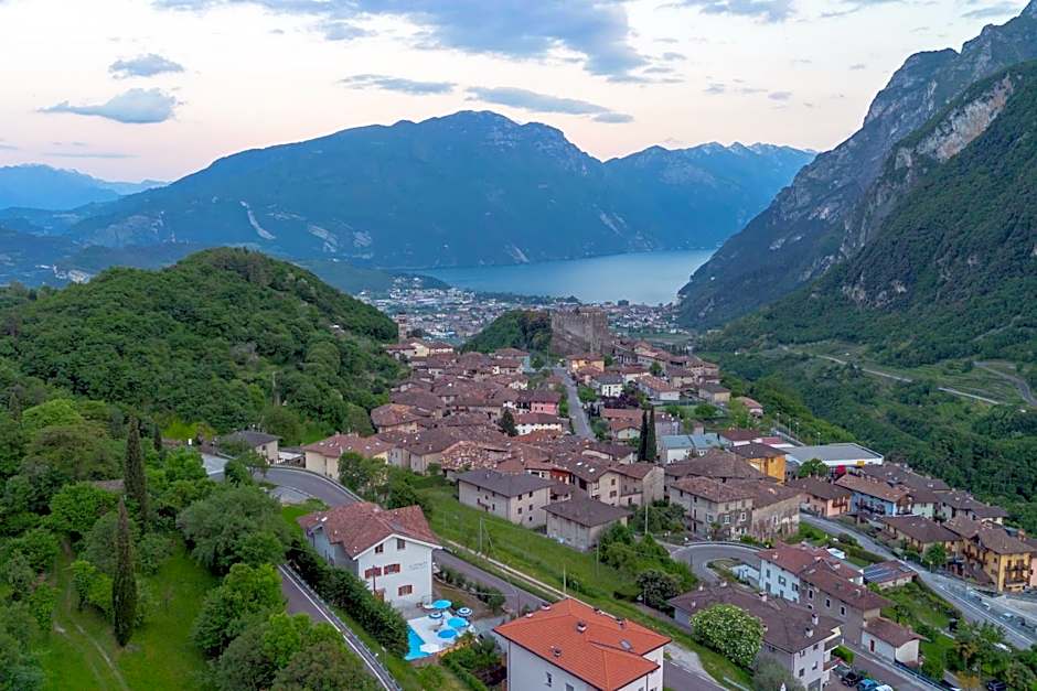 Infinity View Garda Lake con Piscina Panoramica e Vista Lago a Tenno