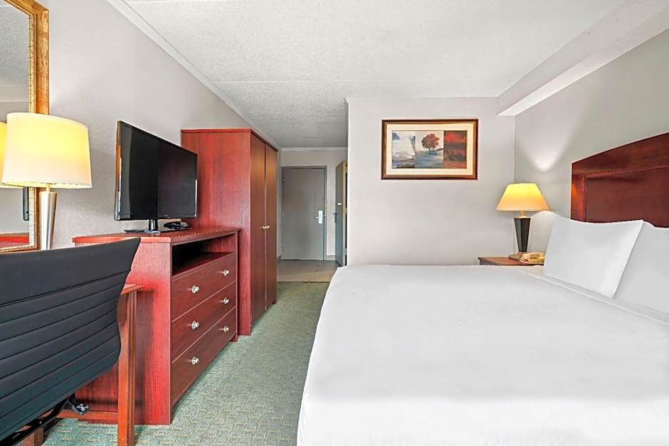 Days Inn by Wyndham Utica