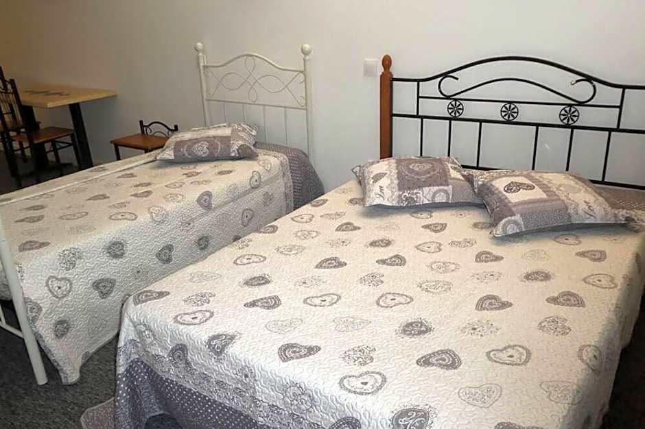 eTANIT ! Parking VélO, Etape Bicycle - 1mn a toute Connection Bus,Train et Aéroport - Calme Plein Centre de Beziers pour visiter,manger - Chambres Climatisées, Spacieuses Amenagees pour Singles, Couple, et ou Familles - Consigne et Petit Dej en plus