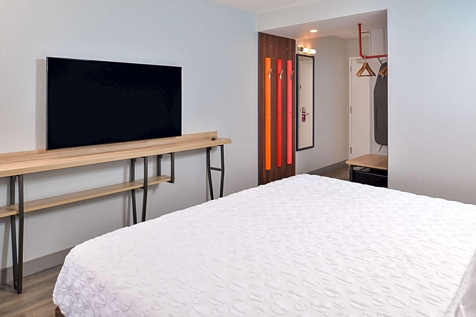 Photo 1 of 4 of 1 King Bed, Hearing Accessible, Roll in Shower