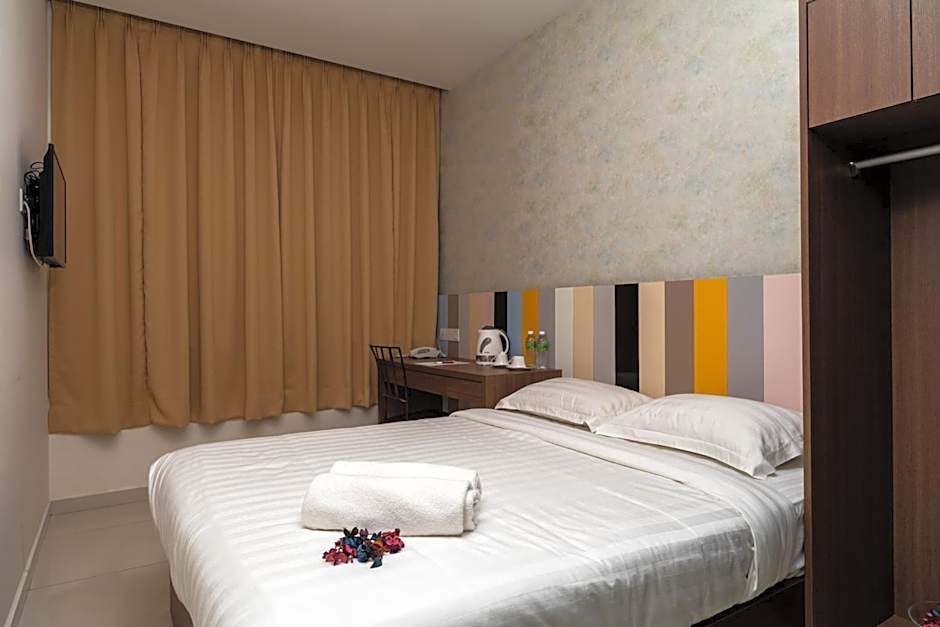 Photo 1 of 7 of Deluxe 1 Queen Bed