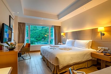 Deluxe Queen or Twin Room with Mountain View