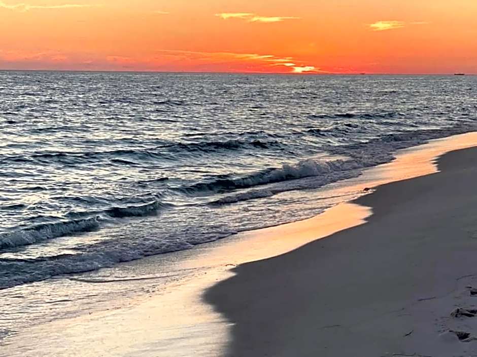 Sunrise Surprise 9th floor 2BR 2 BA King Suite Beach shuttle, heated pool!