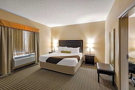 King Suite with Bath Tub, Sofa Bed and Separate Living Area - Disability/Non-Smoking