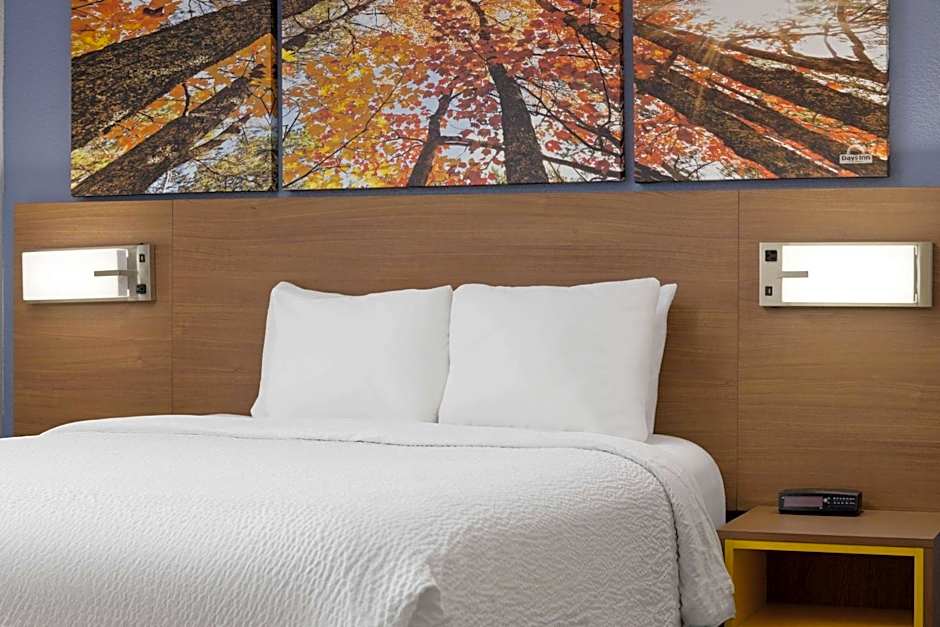 Days Inn & Suites by Wyndham Green Bay WI.