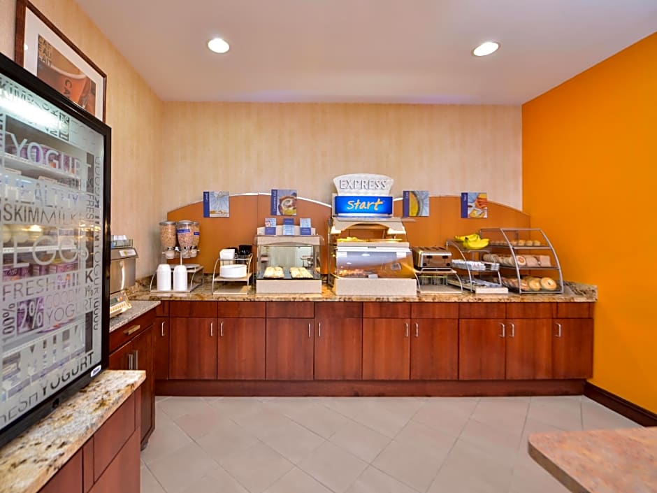 Holiday Inn Express LaGuardia Airport By IHG
