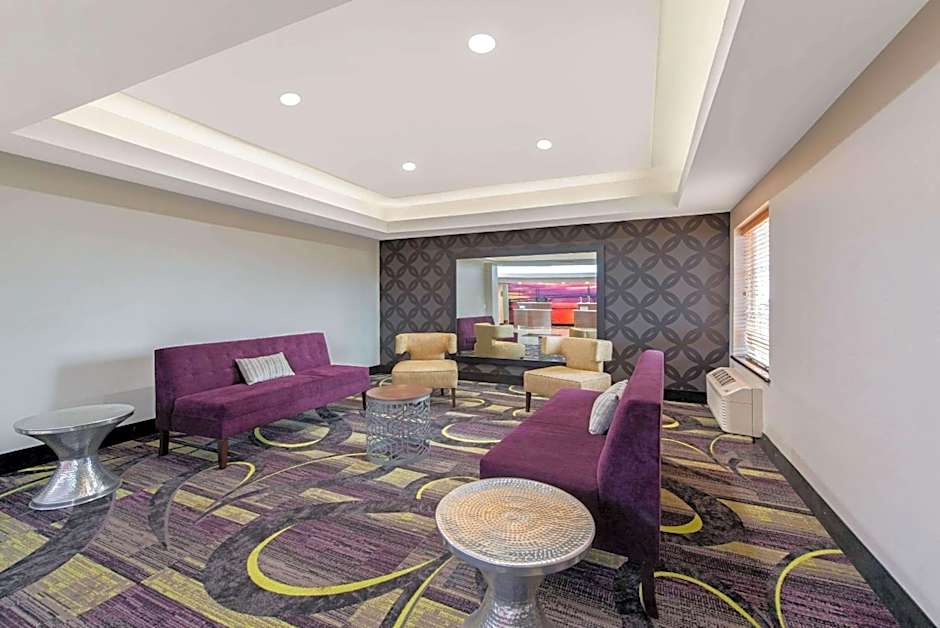 La Quinta Inn & Suites by Wyndham Bridge City