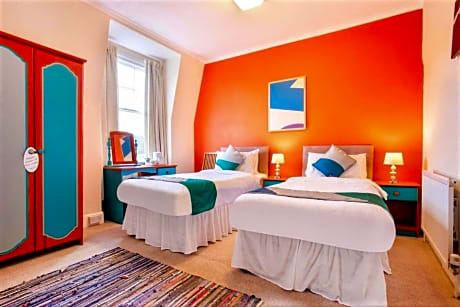 Twin room-Deluxe-Ensuite with Shower-Street View